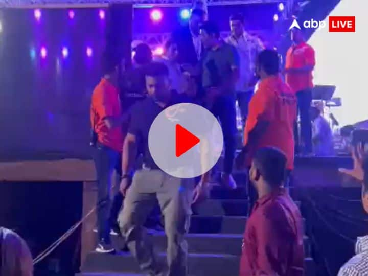 sonu nigam attack live viral video event mumbai uddhav thackeray mla Prakash Phaterpekar son Swapnil Phaterpekar Watch: मुंबई में सिंगर Sonu Nigam के साथ हुई धक्कामुक्की, उद्धव गुट के विधायक के बेटे पर केस दर्ज, हाथापाई का Video Viral