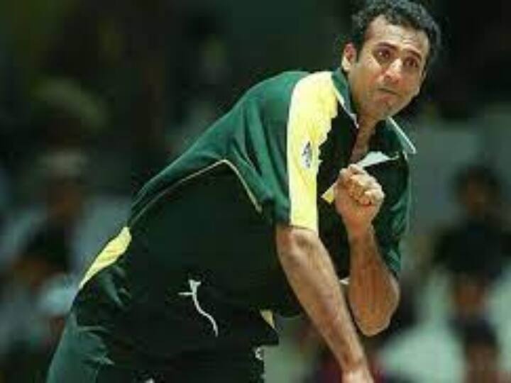 पाकिस्तान के पूर्व क्रिकेटर अरशद खान दुनिया के सबसे लंबे स्पिनर्स में शामिल रहे. उन्होंने कई साल तक राष्ट्रीय टीम का प्रतिनिधित्व किया. लेकिन बाद में वह काफी गरीब हो गई. मौजूदा समय में अरशद ऑस्ट्रेलिया में टैक्सी चलाकर गुजर-बसर करते हैं.