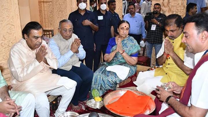 जैसे ही मुकेश अंबानी और उनके बेटे आकाश अंबानी दर्शन करने के लिए मंदिर में पहुंचे तो वहां के ट्रस्ट के चेयरमैन पीके लहरी और सेक्रेटरी योगेंद्र भाई देसाई ने उनका जोरदार स्वागत भी किया और उनका काफी आवभगत भी किया. (Photo- Instagram)
