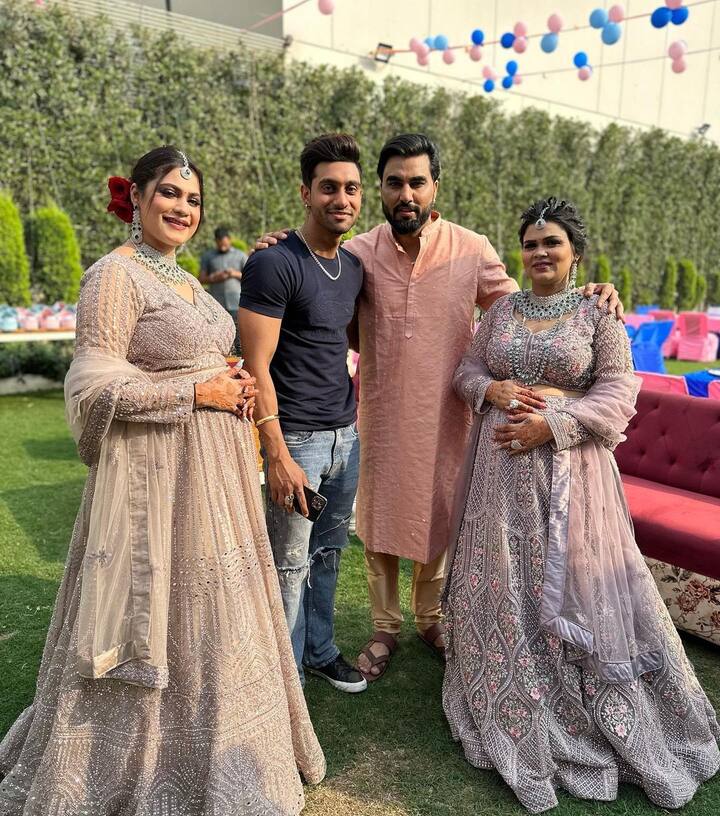 पायल और कृतिका ने अपने लहंगे के साथ कियारा आडवाणी जैसा ही नेकपीस भी पहना हुआ था.