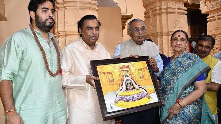 जानकारी के लिए आपको बता दें कि तस्वीरें सामने आई है और इन तस्वीरों में मुकेश अंबानी और उनके बेटे आकाश अंबानी साथ में रीति रिवाजों के साथ भगवान शिव का अभिषेक करते हुए नजर आए. (Photo- Instagram)