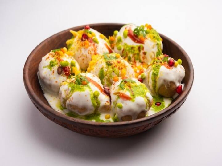 Holi Recipe 2023 Dahi Bhalla recipe easy to make at home 3 different version of dahi bhalla Holi Recipe 2023: होली पर दही भल्ले से करें  मेहमान नवाजी, घर पर इस तरह बनाए 3 डिफरेंट वर्जन के दही वड़े, आपकी कुकिंग के फैन हो जाएंगे सब
