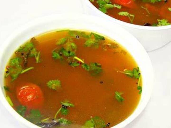 दाल को प्याले में निकालिये और तब तक धोइये जब तक कि पानी धूमिल होना बंद न हो जाये. अब, पानी निकाल दें और दाल को 2 कप पानी के साथ लगभग 10 मिनट के लिए प्रेशर कुकर में पकाएं.