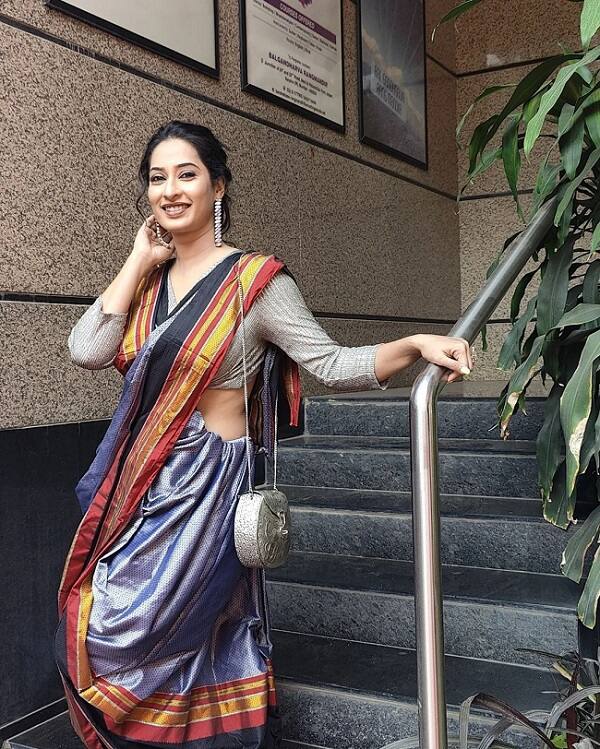 'स्टार प्रवाह परिवार' पुरस्कार सोहळ्यातील प्रियाच्या लूकने सगळ्यांचे लक्ष वेधून घेतले.