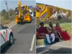 दुल्हन को लेने JCB से पहुंचा दूल्हा, इस अनोखे स्वैग का वीडियो अब वायरल है