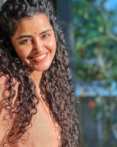 Anupama Parameswaran : ஏய் சுழலி அழகி..அனுபமா பரமேஸ்வரனின் சூப்பர் சுருள் க்ளிக்ஸ்!