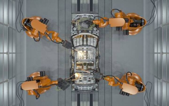 ਕਾਰ ਬਣਾਉਣ ਦੀ ਪਹਿਲੀ ਪ੍ਰਕਿਰਿਆ ਡਿਜ਼ਾਈਨ ਅਤੇ ਇੰਜੀਨੀਅਰਿੰਗ ਹੈ। ਸਭ ਤੋਂ ਪਹਿਲਾਂ, ਇੰਜੀਨੀਅਰ ਅਤੇ ਡਿਜ਼ਾਈਨਰ ਕਾਰ ਦਾ ਪ੍ਰੋਟੋਟਾਈਪ ਤਿਆਰ ਕਰਦੇ ਹਨ। ਮਾਡਲ ਦੀ ਟੈਸਟਿੰਗ ਇਸ ਪ੍ਰੋਟੋਟਾਈਪ ਰਾਹੀਂ ਹੀ ਕੀਤੀ ਜਾਂਦੀ ਹੈ।