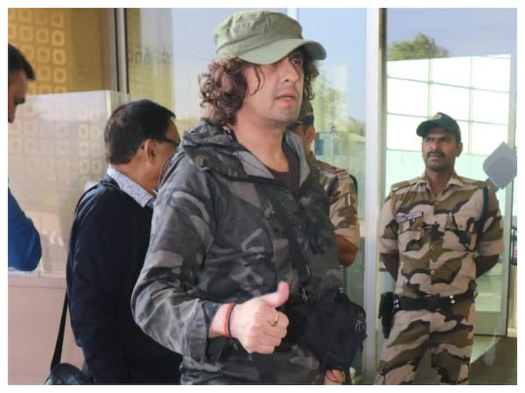 Sonu Nigam Spotted At Mumbai Airport Hours After Being Manhandled, Says 'All Okay' Sonu Nigam Spotted At Mumbai Airport Hours After Being Manhandled, Says 'All Okay'