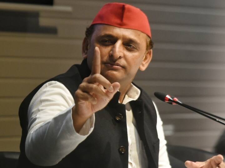 Akhilesh Yadav said Doctors in Ghaziabad are treating patients by candle light, health system in UP failed अखिलेश यादव बोले- गाजियाबाद में डॉक्टर मोमबत्ती की रोशनी में कर रहे मरीजों का इलाज, यूपी में स्वास्थ्य व्यवस्था ने तोड़ा दम