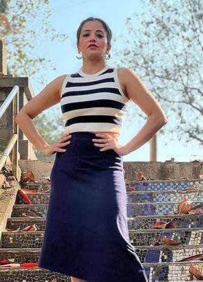ਅਦਾਕਾਰਾ ਮੋਨਾਲੀਸਾ ਨੇ ਹਾਲ ਹੀ 'ਚ ਆਪਣੇ ਲੇਟੈਸਟ ਫੋਟੋਸ਼ੂਟ ਦੀਆਂ ਤਸਵੀਰਾਂ ਸ਼ੇਅਰ ਕੀਤੀਆਂ ਹਨ। ਇਨ੍ਹਾਂ ਤਸਵੀਰਾਂ 'ਚ ਮੋਨਾਲੀਸਾ ਨੇ ਸਫੈਦ ਅਤੇ ਨੀਲੇ ਰੰਗ ਦੇ ਕ੍ਰੌਪ ਟਾਪ ਦੇ ਨਾਲ ਸਕਰਟ ਪਾਈ ਹੋਈ ਹੈ।