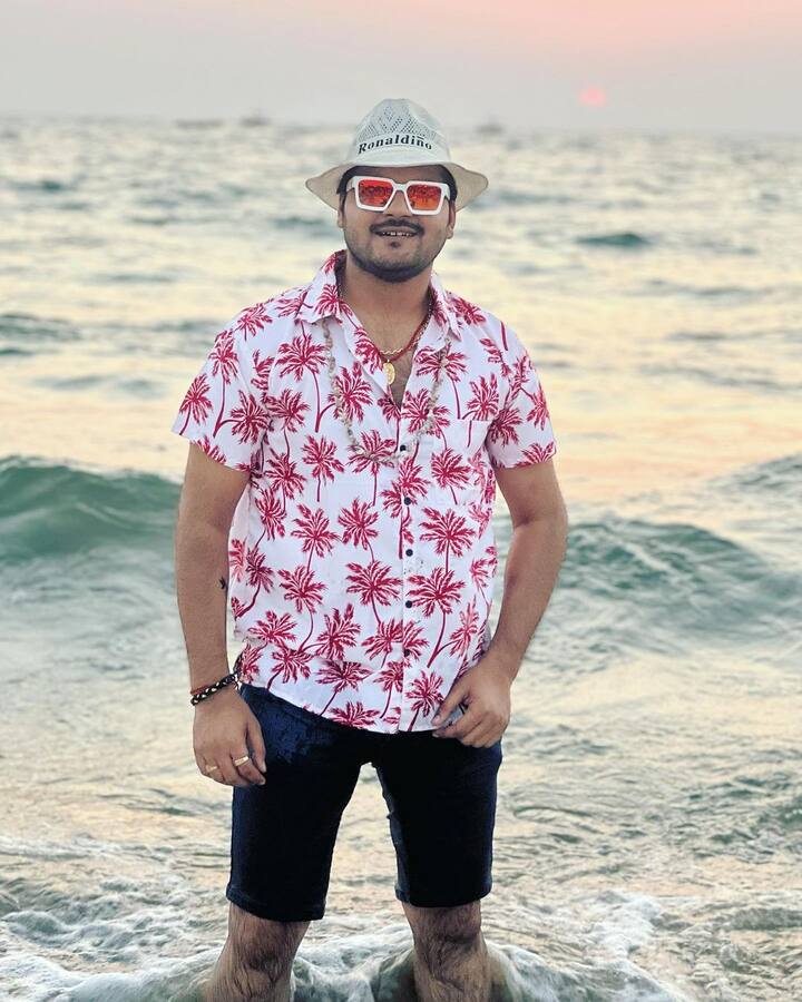 पत्नी शिवानी पांडे को घर पर छोड़ कर अरविंद अकेला कल्लू गोवा वाले बीच पर खूब धूम मचा रहे हैं.