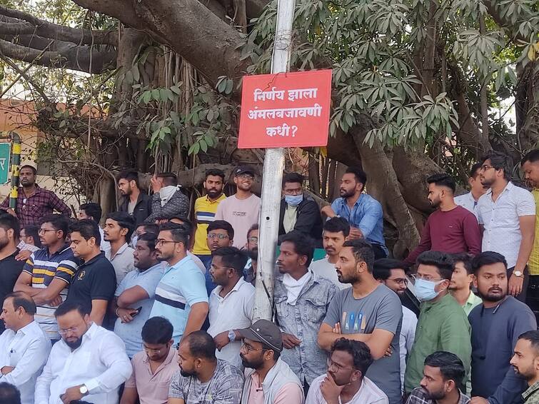 maharashtra mpsc protest students continues in pune since 31 hours Pune MPSC Protest :  31 तासांपासून पुण्यात एमपीएससीचे विद्यार्थी रस्त्यावर; निर्णय झाला, अंमलबजावणी कधी?