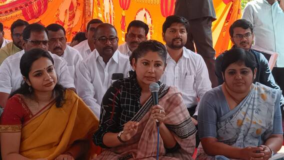 Smita Sabharwal IAS Speech : 18 ఏళ్ల కొడుకు ఉన్నా ఇలా ఎలా ఉన్నానంటే | ABP Desam