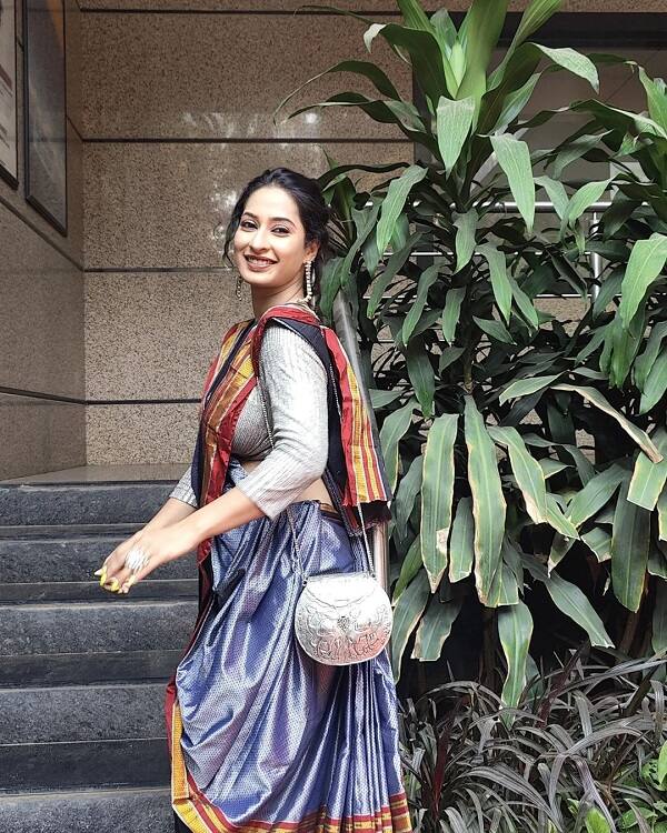 या पुरस्कार सोहळ्यासाठी खास राखाडी रंगाची खणाची साडी तिने परिधान केली होती.