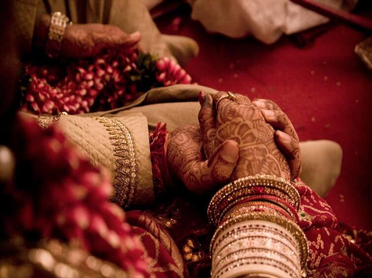 Telagana grooms calls off wedding over old furniture in dowry in telagana Crime : சீர்வரிசையாக பழைய கட்டில்.. ஆத்திரத்தில் விபரீத முடிவெடுத்த மணமகன் வீட்டார்.. தொடரும் அவலம்..