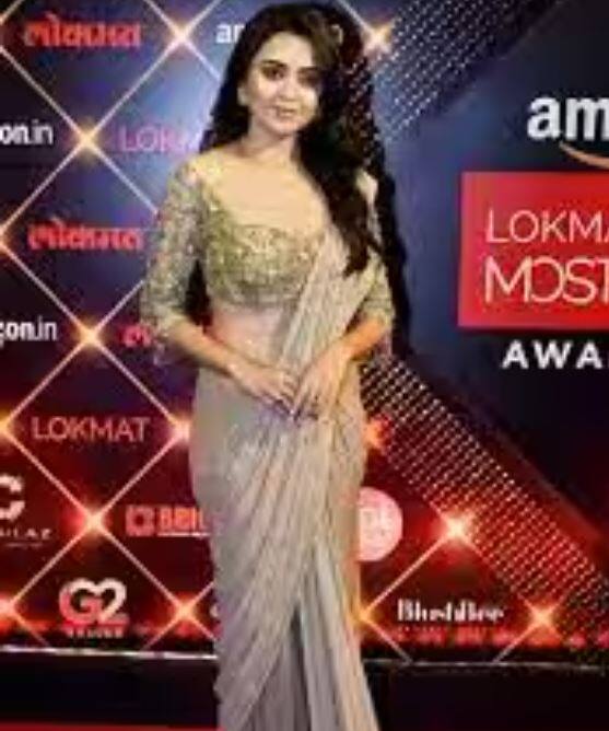 ਤੇਜਸਵੀ ਨੇ ਇਸ ਲੁੱਕ 'ਚ ਸ਼ਿਫੋਨ ਫੈਬਰਿਕ ਦੀ ਸਿਮਰੀ ਸਾੜ੍ਹੀ ਪਹਿਨੀ ਹੈ ਜੋ ਕਾਫੀ ਆਕਰਸ਼ਕ ਅਤੇ ਖੂਬਸੂਰਤ ਹੈ।