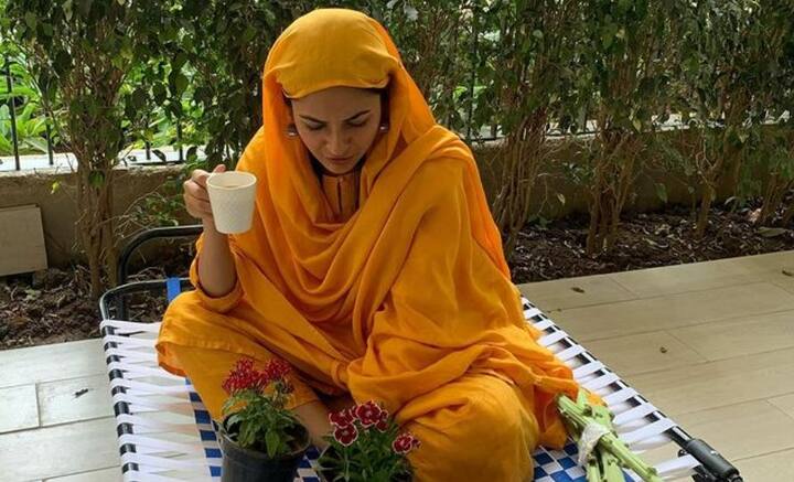 একই সঙ্গে ভেঙেচুরে গিয়ে, একেবারে খাদের কিনারায় তাঁকে দাঁড়িয়ে থাকতেও দেখতে হয়েছিল গোটা দেশকে। কাছের মানুষকে হারিয়ে, বিধ্বস্ত চেহারায় ভিড়ে ধাক্কা খেতে খেতে এগিয়ে যাওয়ার সেই দৃশ্য আজও মনে গেঁথে অনেকের।