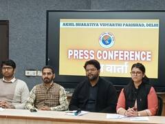 'डीयू कॉलेजों के साथ केजरीवाल सरकार कर रही सौतेला व्यवहार, सालों से लटका रही भर्ती', ABVP का आरोप