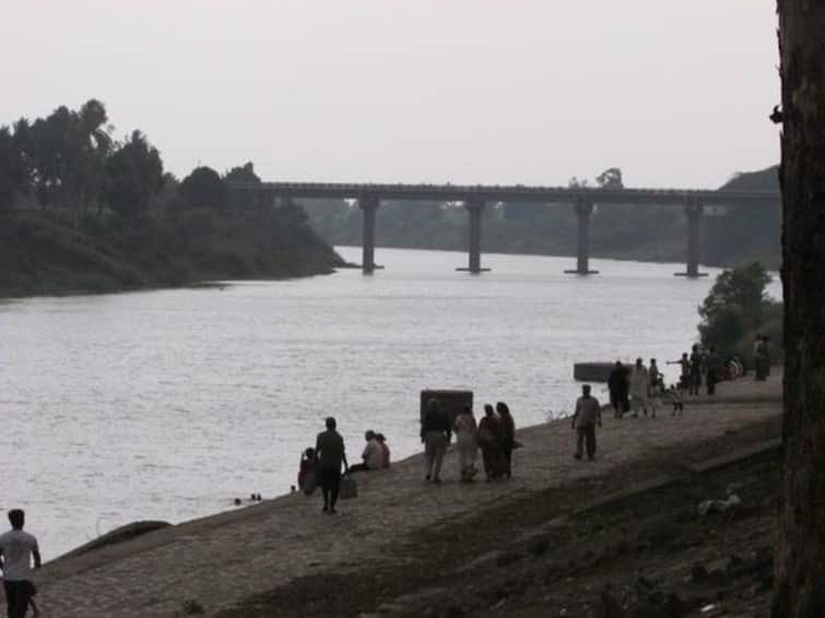 krishna river winding turns on Krishna river will be removed  Krishna River : पूरनियंत्रणासाठी कृष्णा नदीवरील नागमोडी वळणे हटवणार, जलतज्ज्ञ आणि निवृत्त अभियंत्यांचा मात्र विरोध