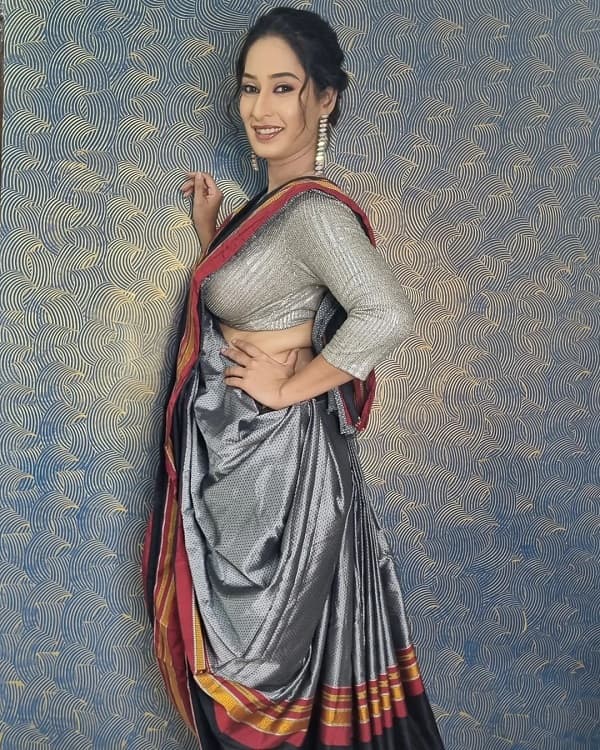 खास आकर्षक ईअर रिंग आणि  साडीला मॅचिंग पर्स असा प्रियाचा लूक होता.