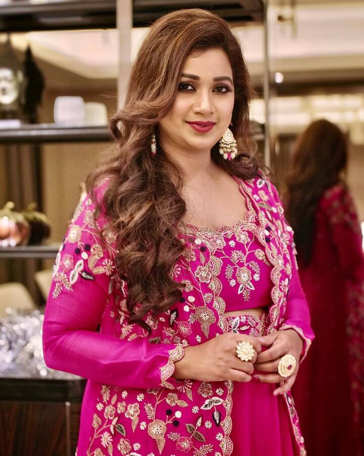 குயில் போன்ற குரலை பெற்ற இவர், அதிக சம்பளம் வாங்கும் இந்திய பாடகிகளுள் ஒருவர்