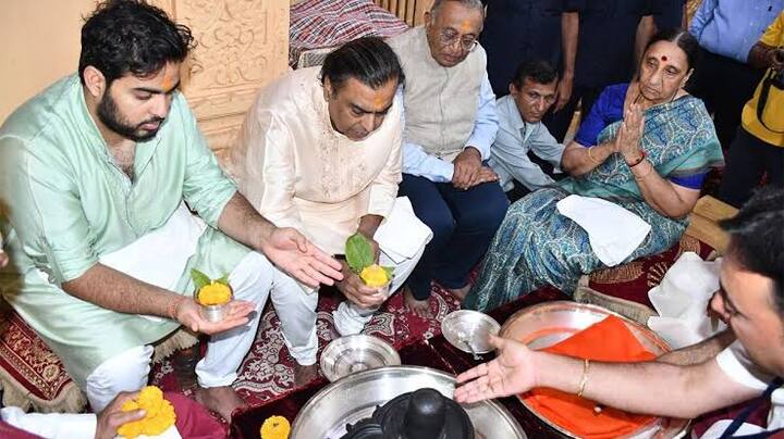 इसी के साथ-साथ आपको बता दें कि मुकेश अंबानी हर त्योहार पर भक्ति में डूबे हुए देखे जाते हैं और इतना ही नहीं मुकेश अंबानी काफी बड़े-बड़े मंदिरों में अभी तक काफी बड़ा डोनेशन दे चुके हैं. (Photo- Instagram)