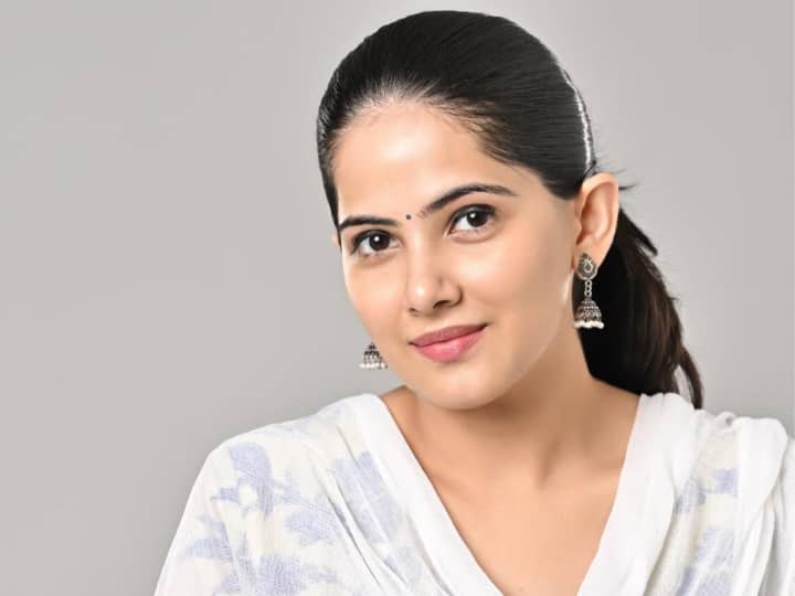 Jaya Kishori Family: कितनी पढ़ी लिखी हैं जया किशोरी, परिवार संग कैसा है रिश्ता? जानें- उनके बारे में रोचक बातें Jaya Kishori Family education details motivation speaker jaya kishori in kolkata jaya kishori family photos Jaya Kishori Family: कितनी पढ़ी लिखी हैं जया किशोरी, परिवार संग कैसा है रिश्ता? जानें- उनके बारे में रोचक बातें