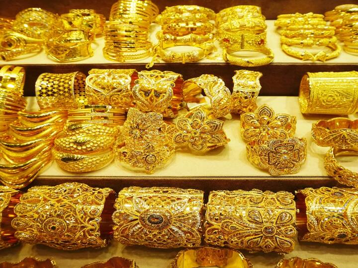 Gold Rate Today : आज बुलियन्सच्या वेबसाईटनुसार, आज 24 कॅरेट सोन्याचा दर 55,930 रूपयांवर आला आहे.