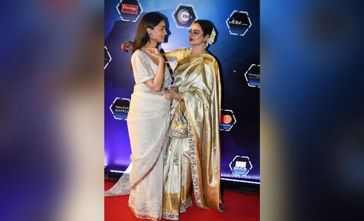 সোমবার মুম্বইয়ে ‘দাদাসাহেব ফালকে আন্তর্জাতিক চলচ্চিত্র উৎসব পুরস্কার’-এর আয়োজন হয়েছিল। সেখানেই লাল গালিচায় একসঙ্গে দেখা গেল রেখা এবং আলিয়াকে।