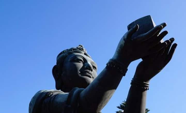 কিন্তু মহাজাগতিক শিলায় তৈরি বৌদ্ধ মূর্তির কথা শুনেছেন কখনও! নাৎসি জার্মানিতে এমনই বৌদ্ধমূর্তির অস্তিত্ব ছিল। কালক্রমে হাতবদল হয়ে যা পৌঁছয় ইউরোপে। মহাকাশ থেকে কি ওই মূর্তি পৃথিবীতে এসে পড়েছিল? নাকি এর পিছনে রয়েছে অন্য কোনও তত্ত্ব, জেনে নিন বিশদে।