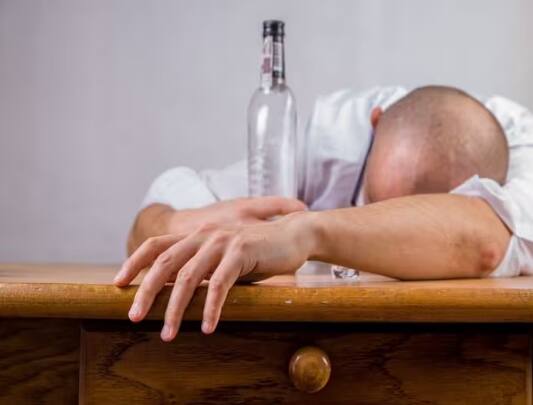 tips-home-remedy-for-hangover-in-hindi-sharab-ka-nasha-utarne-ke-upay Tips to Overcome Hangover: ਜੇਕਰ ਸ਼ਰਾਬ ਦਾ ਹੈਂਗਓਵਰ ਸਵੇਰ ਤੱਕ ਨਹੀਂ ਉਤਰਦਾ, ਤਾਂ ਅਪਣਾਓ ਇਹ ਘਰੇਲੂ ਨੁਸਖੇ