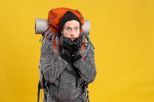 वाटरप्रूफ बैकपैक: वाटरप्रूफ बैकपैक बाहरी एक्टिविटीज और बीच ट्रिप के लिए एकदम सही है. यह आपके सामान को सूखा और सुरक्षित रखता है. ज्यादातर ट्रैवलर्स इसी बैग का ट्रैवल के दौरान इस्तेमाल करते हैं.