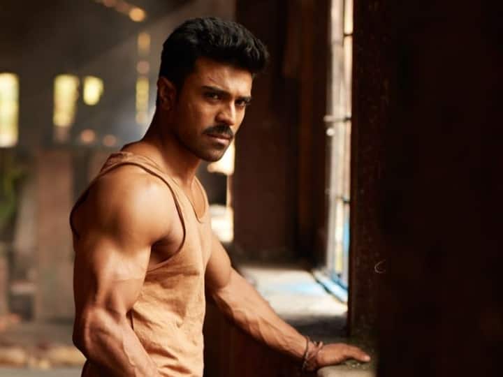 RRR Superstar Ram Charan On Mumbai Airport spotted barefoot know the reason Oscars 2023: काला कुर्ता पहन नंगे पैर ऑस्कर के लिए रवाना हुए रामचरण, एयरपोर्ट से वीडियो हुआ वायरल