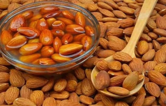 Why is it advised to eat soaked almonds? Find out why better than raw or roasted almonds ਆਖਰ ਕਿਉਂ ਦਿੱਤੀ ਜਾਂਦੀ ਭਿੱਜੇ ਹੋਏ ਬਦਾਮ ਖਾਣ ਦੀ ਸਲਾਹ? ਜਾਣੋ ਕੱਚੇ ਜਾਂ ਭੁੰਨ੍ਹੇ ਬਦਾਮਾਂ ਨਾਲੋਂ ਕਿਉਂ ਬਿਹਤਰ 