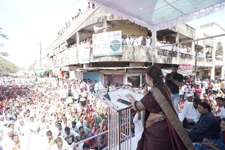 आपल्या विविध मागण्यासाठी संजना जाधव यांनी कन्नड शहरातील पिशोर नाका ते तहसील कार्यालयपर्यंत भव्य असा मोर्चा काढला होता.