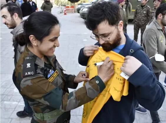 turkey citizens expressing their thanks to army chief gen manoj-pande Turkey citizens thanks: 3600 ਮਰੀਜ਼ਾਂ ਦਾ ਕਰਵਾਇਆ ਇਲਾਜ, 6 ਘੰਟੇ 'ਚ ਤਿਆਰ ਕੀਤਾ ਗਿਆ ਹਸਪਤਾਲ, ਤੁਰਕੀ ਦੇ ਲੋਕ ਭਾਰਤੀ ਫੌਜ ਨੂੰ ਦੇ ਰਹੇ ਦੁਆਵਾਂ