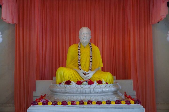 “আমার ধর্ম ঠিক আর অপরের ধর্ম ভুল এ মত ভালো না বাবা, সবাই ভিন্ন ভিন্ন রাস্তা দিয়েতো এক জনের কাছেই তো যাবে তাই যে নামেই তাকে ডাকো না কেন তাকে মন প্রাণ দিয়ে ভালোবাসো”
