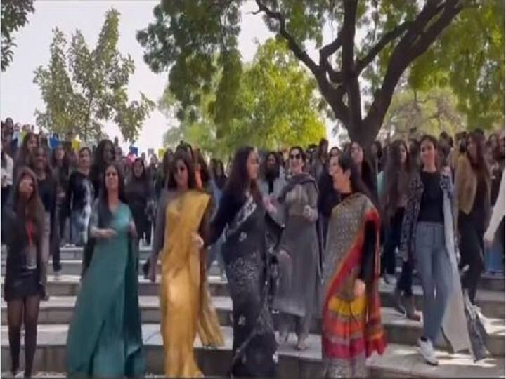 Delhi University professors groove to Jhoome Jo Pathaan with students Shah Rukh Khan reacts to video Shahrukh Khan : पठाणच्या गाण्यावर Delhi University च्या शिक्षकांनी धरला ताल, थेट किंग खानकडून कौतुक 