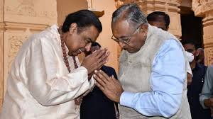 लेकिन इसी बीच आपको बता दें कि मुकेश अंबानी और उनके बड़े बेटे आकाश अंबानी गुजरात के मशहूर सोमनाथ मंदिर में पहुंचे और वहां से उनकी लेटेस्ट तस्वीरें सामने आई. (Photo- Instagram)