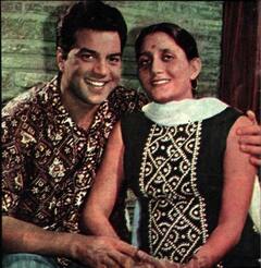 Dharmendra First Wife: खूबसूरती में हेमा मालिनी को टक्कर देती हैं धर्मेंद्र की पहली पत्नी, तस्वीरें देख थम जाएंगी निगाहें