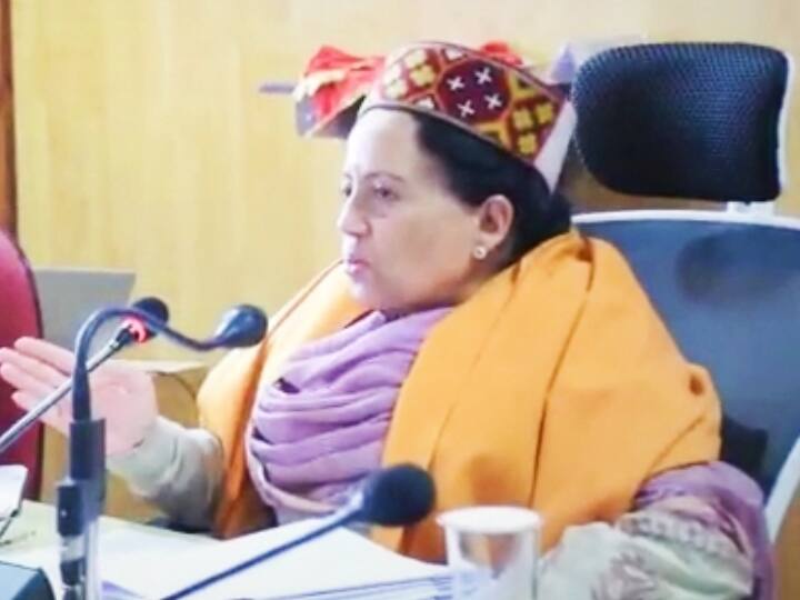 Mandi MP Pratibha Singh upset to not invited in Manali Winter Carnival Kullu asked to SDM ann Himachal Politics: मनाली विंटर कार्निवाल में न बुलाए जाने पर नाराज हुईं सांसद प्रतिभा सिंह, SDM से मांगा लिखित में जवाब