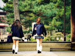 क्या जापान में जैसे जैसे क्लास बढ़ती है, वैसे स्कूल गर्ल्स की स्कर्ट की साइज कम हो जाती है?