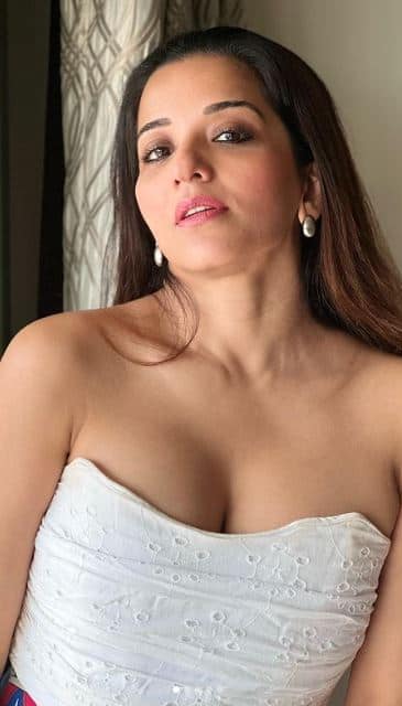 ਮਿੰਨੀ ਸਕਰਟ ਡਰੈੱਸ 'ਚ ਮੋਨਾਲੀਸਾ ਦੇ ਕਿਲਰ ਪੋਜ਼