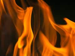 महाराष्ट्र: पुणे की सब्जी मंडी में आग लगने से दो टेम्पो खाक, 90 स्टॉल क्षतिग्रस्त