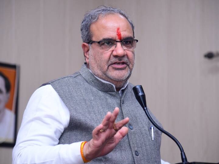 UP Politics: पवन खेड़ा के PM मोदी के पिता पर आपत्तिजनक बयान से जुबानी जंग तेज, भूपेंद्र चौधरी ने की बड़ी मांग UP BJP Chief Bhupendra Chaudhary demand on Congress Pawan Khera after Offensive Statement On PM Narendra Modi Father UP Politics: पवन खेड़ा के PM मोदी के पिता पर आपत्तिजनक बयान से जुबानी जंग तेज, भूपेंद्र चौधरी ने की बड़ी मांग