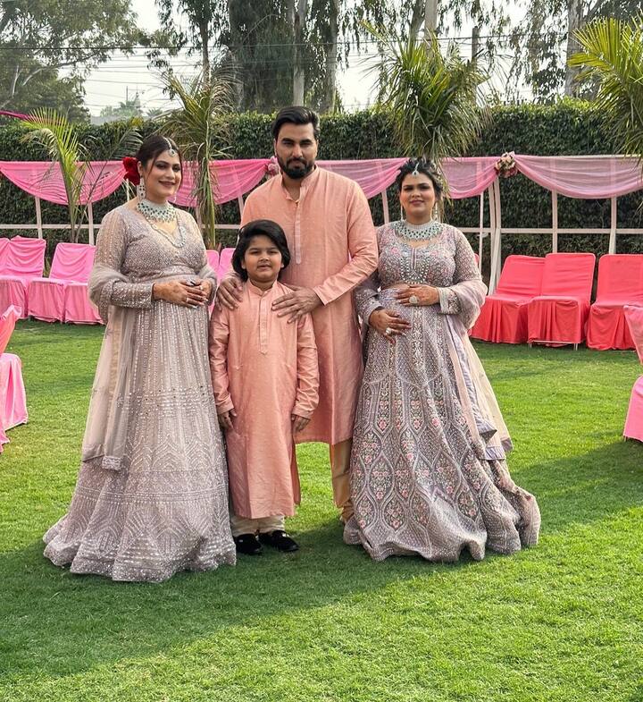 तस्वीरों में दोनों लाइट पिंक कलर के लहंगे में बेहद खूबसूरत लग रही हैं. दोनों ने लुक कियारा आडवाणी के वेडिंग लुक से लिया है.