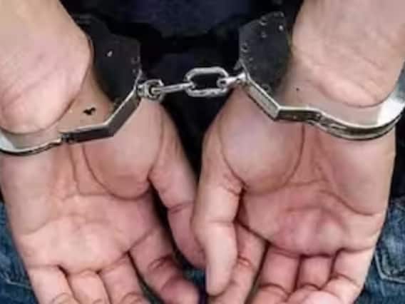 UP News: धर्म परिवर्तन के लिए मौलवी ने महिला को दिया लालच, पुलिस ने किया गिरफ्तार UP News: धर्म परिवर्तन के लिए मौलवी ने महिला को दिया लालच, पुलिस ने किया गिरफ्तार