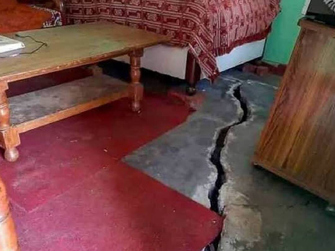 After Joshimath, many houses in Karnaprayak in Chamoli district of Uttarakhand have been cracked. Uttarakhand: ஜோஷிமத் தொடர்ந்து கர்ணபிரயாக்கில் வீடுகளில் விரிசல்கள்.. மூழ்கும் நகரமாக மாறும் அபாயம்..