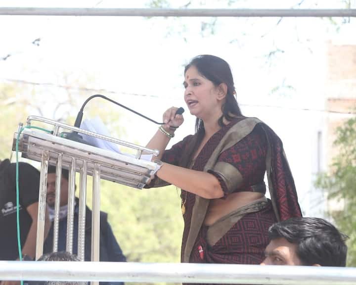 कन्नड-सोयगाव तालुक्यातील शेतकरी, महिला बचत गट, संजय गांधी स्वावलंबन आणि श्रावणबाळ योजनेतील प्रश्नांकडे शासनाचे लक्ष वेधण्यासाठी संजना जाधव यांच्या नेतृत्वाखाली  निघाला मोर्चा