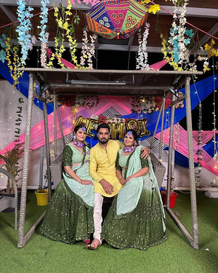 ये तस्वीर कृतिका और पायल के मेहंदी फंक्शन की है. जिसमें वो अरमान के साथ झूले पर बैठकर पोज दे रही हैं.